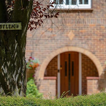 ホテル Westleigh Ashtead エクステリア 写真