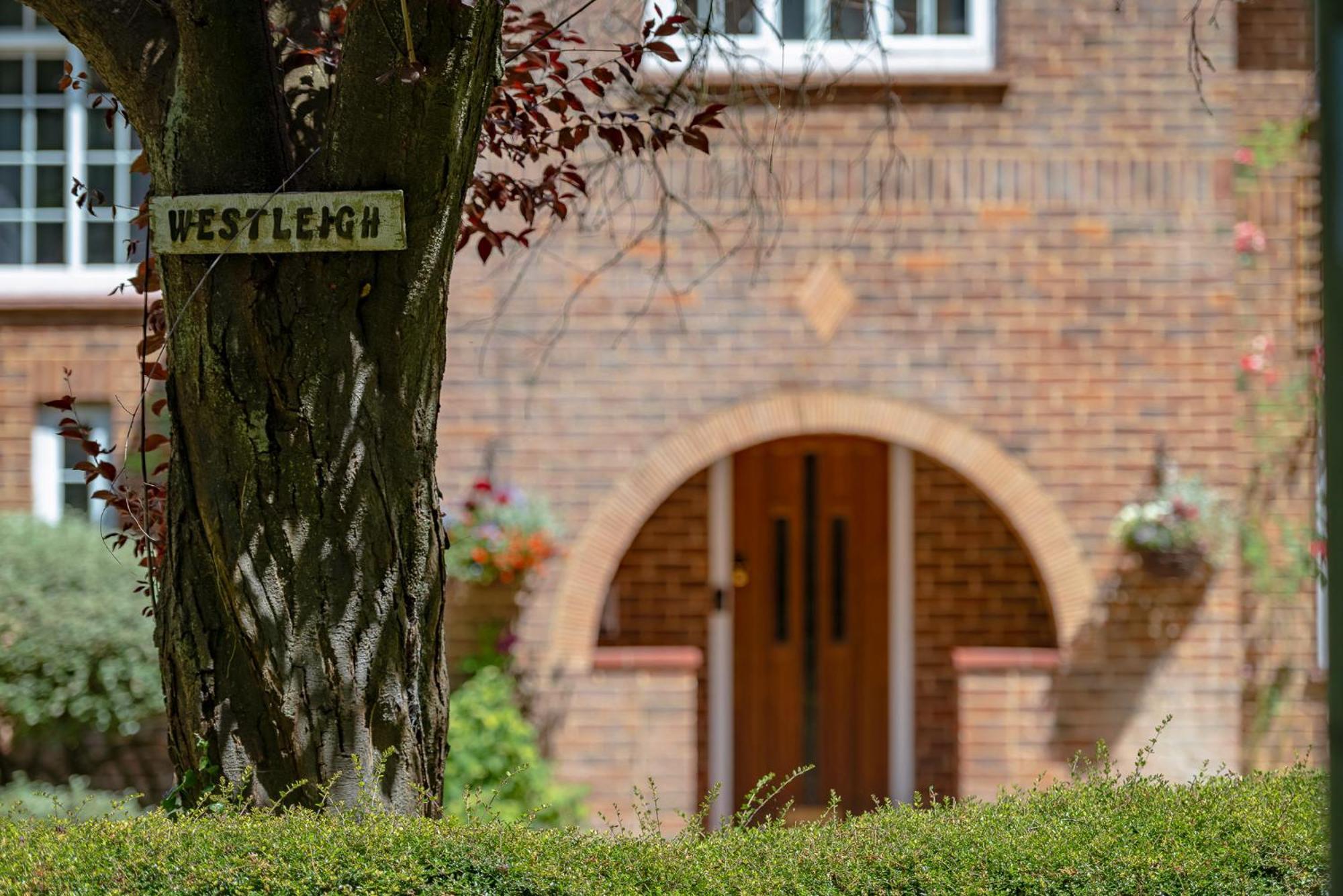 ホテル Westleigh Ashtead エクステリア 写真