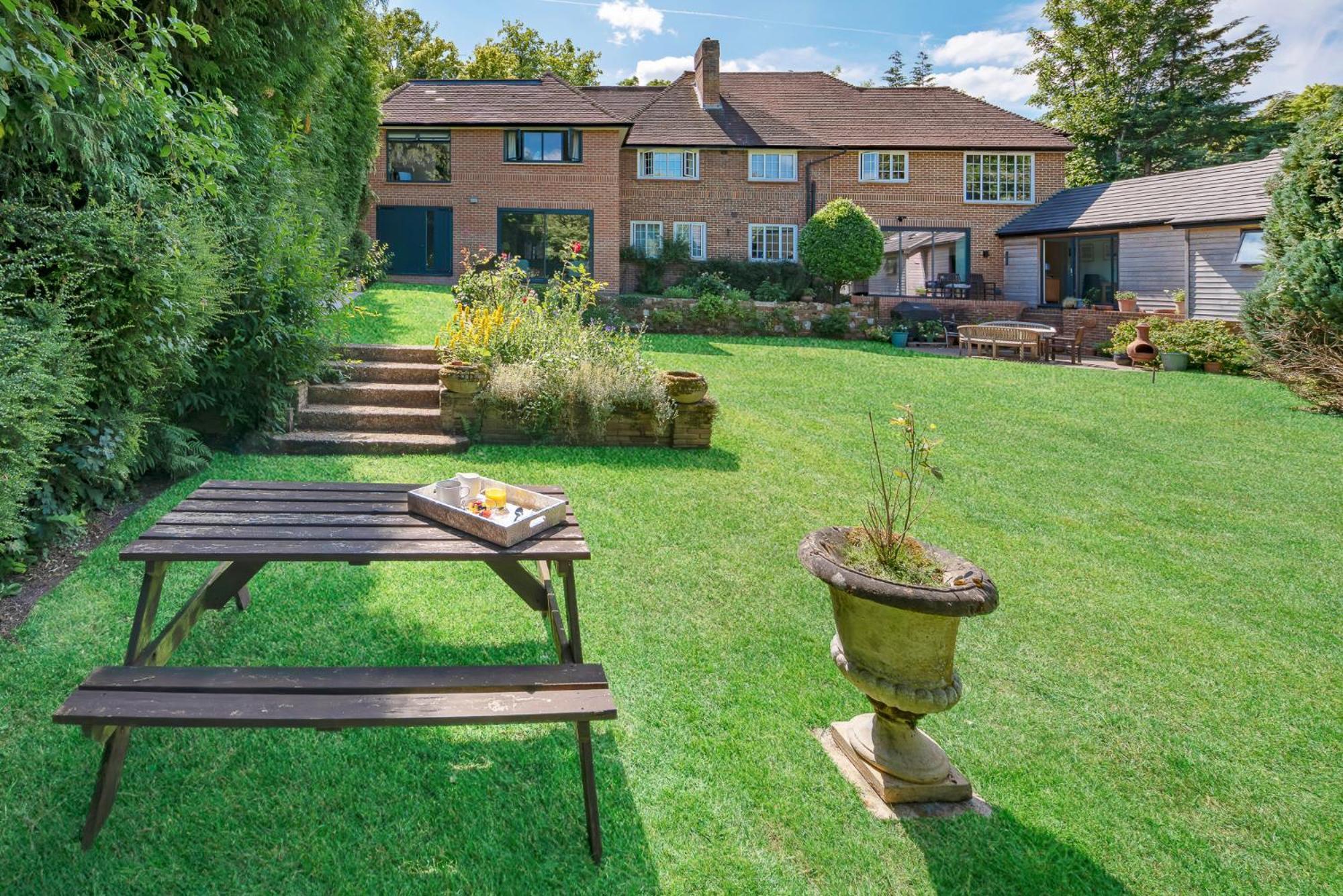 ホテル Westleigh Ashtead エクステリア 写真